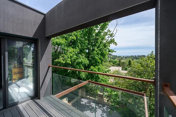 Maison contemporaine lovée dans la verdure avec piscine et vue