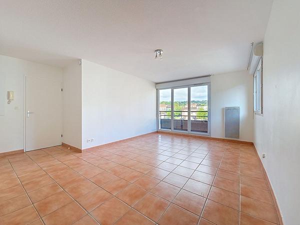 Bel appartement 3 pièces de 65m² situé au 2ème étage avec ascenseur d'une résidence sécurisée idéalement située au centre-ville de Castanet-Tolosan