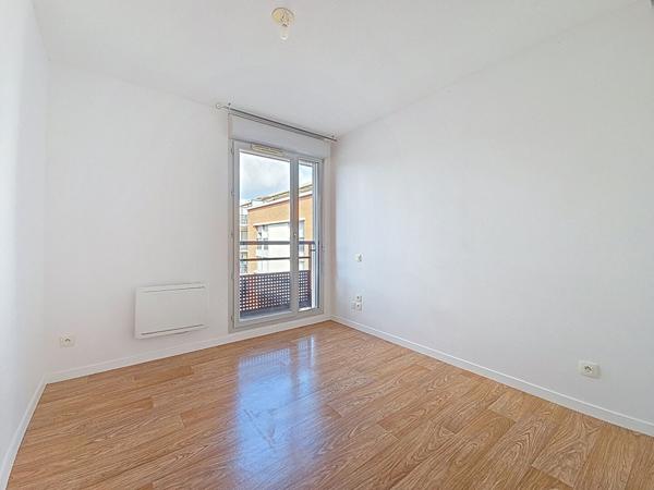 Bel appartement 3 pièces de 65m² situé au 2ème étage avec ascenseur d'une résidence sécurisée idéalement située au centre-ville de Castanet-Tolosan
