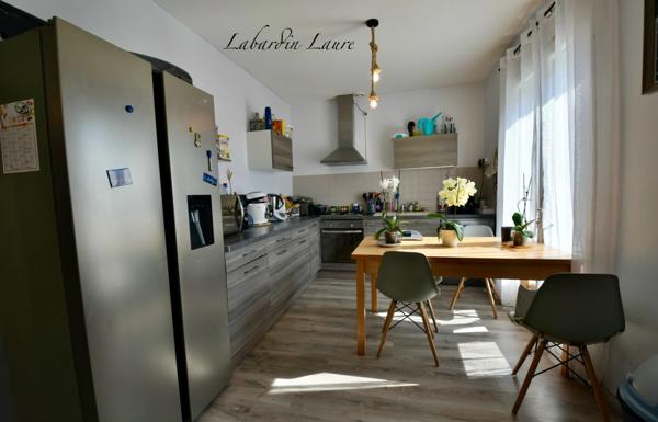 Maison de plain pied - 2 chambres  - 1 abri de jardin - terrain clos avec places de parking