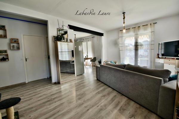 Maison de plain pied - 2 chambres  - 1 abri de jardin - terrain clos avec places de parking