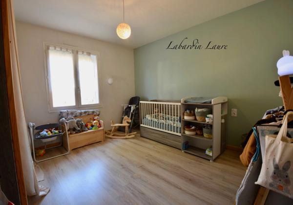Maison de plain pied - 2 chambres  - 1 abri de jardin - terrain clos avec places de parking