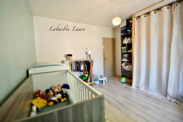 Maison de plain pied - 2 chambres  - 1 abri de jardin - terrain clos avec places de parking