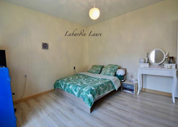 Maison de plain pied - 2 chambres  - 1 abri de jardin - terrain clos avec places de parking