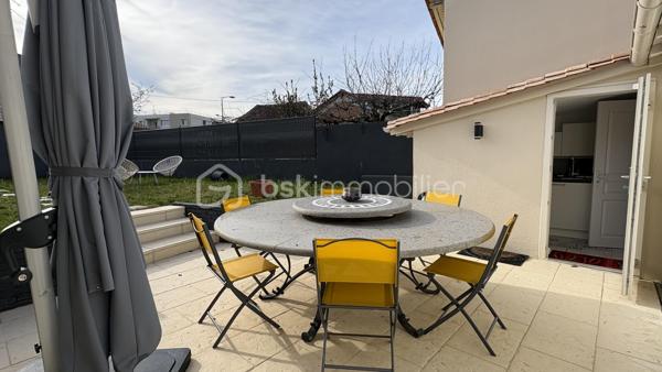 Bien rare en plein cœur de Bergerac, cette élégante maison de ville de 146 m² habitables offre un cadre de vie privilégié, alliant volumes, confort et prestations de qualité, à proximité immédiate de toutes les commodités.

🔹 Au rez-de-chaussée
Vous découvrirez un premier salon chaleureux, une cuisine entièrement équipée ouverte sur la salle à manger, ainsi qu’un second grand salon avec bibliothèque, baigné de lumière et offrant une vue directe sur le jardin.
Une buanderie, une chaufferie et un WC indépendant complètent ce niveau.

🔹 À l’étage
L’espace nuit se compose de trois chambres, d’une salle de bains complète avec cabine de douche, baignoire et double vasque, ainsi que d’un WC indépendant.

🌿 Extérieurs
L’ensemble est implanté sur un terrain de 431 m², proposant un jardin agréable et intimiste, équipé d’un système d’arrosage automatique et d’un abri de jardin.

🚗 Stationnement & équipements
Côté stationnement, vous bénéficierez :
d’un parking sécurisé,
d’un double garage isolé et chauffé, avec portes motorisées,
ainsi que d’un portail électrique en aluminium.
La maison est également équipée d’un système de chauffage au gaz de ville.

💰 Prix
Prix de vente : 418 000 € HAI – vendu non meublé
(Honoraires inclus à la charge du vendeur )

🛋️ Option vente meublée
Le bien peut également être acquis entièrement meublé et équipé 
Une solution clé en main, idéale pour une résidence secondaire ou un projet locatif immédiat.

⭐ En résumé
Un bien rare en centre-ville, offrant jardin et double garage, idéal pour une résidence principale de standing ou un projet clé en main, dans un secteur recherché de Bergerac.
📞 À découvrir sans tarder.