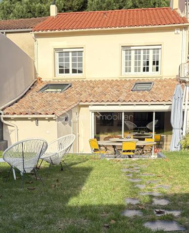 Bien rare en plein cœur de Bergerac, cette élégante maison de ville de 146 m² habitables offre un cadre de vie privilégié, alliant volumes, confort et prestations de qualité, à proximité immédiate de toutes les commodités.

🔹 Au rez-de-chaussée
Vous découvrirez un premier salon chaleureux, une cuisine entièrement équipée ouverte sur la salle à manger, ainsi qu’un second grand salon avec bibliothèque, baigné de lumière et offrant une vue directe sur le jardin.
Une buanderie, une chaufferie et un WC indépendant complètent ce niveau.

🔹 À l’étage
L’espace nuit se compose de trois chambres, d’une salle de bains complète avec cabine de douche, baignoire et double vasque, ainsi que d’un WC indépendant.

🌿 Extérieurs
L’ensemble est implanté sur un terrain de 431 m², proposant un jardin agréable et intimiste, équipé d’un système d’arrosage automatique et d’un abri de jardin.

🚗 Stationnement & équipements
Côté stationnement, vous bénéficierez :
d’un parking sécurisé,
d’un double garage isolé et chauffé, avec portes motorisées,
ainsi que d’un portail électrique en aluminium.
La maison est également équipée d’un système de chauffage au gaz de ville.

💰 Prix
Prix de vente : 418 000 € HAI – vendu non meublé
(Honoraires inclus à la charge du vendeur )

🛋️ Option vente meublée
Le bien peut également être acquis entièrement meublé et équipé 
Une solution clé en main, idéale pour une résidence secondaire ou un projet locatif immédiat.

⭐ En résumé
Un bien rare en centre-ville, offrant jardin et double garage, idéal pour une résidence principale de standing ou un projet clé en main, dans un secteur recherché de Bergerac.
📞 À découvrir sans tarder.