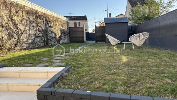 Bien rare en plein cœur de Bergerac, cette élégante maison de ville de 146 m² habitables offre un cadre de vie privilégié, alliant volumes, confort et prestations de qualité, à proximité immédiate de toutes les commodités.

🔹 Au rez-de-chaussée
Vous découvrirez un premier salon chaleureux, une cuisine entièrement équipée ouverte sur la salle à manger, ainsi qu’un second grand salon avec bibliothèque, baigné de lumière et offrant une vue directe sur le jardin.
Une buanderie, une chaufferie et un WC indépendant complètent ce niveau.

🔹 À l’étage
L’espace nuit se compose de trois chambres, d’une salle de bains complète avec cabine de douche, baignoire et double vasque, ainsi que d’un WC indépendant.

🌿 Extérieurs
L’ensemble est implanté sur un terrain de 431 m², proposant un jardin agréable et intimiste, équipé d’un système d’arrosage automatique et d’un abri de jardin.

🚗 Stationnement & équipements
Côté stationnement, vous bénéficierez :
d’un parking sécurisé,
d’un double garage isolé et chauffé, avec portes motorisées,
ainsi que d’un portail électrique en aluminium.
La maison est également équipée d’un système de chauffage au gaz de ville.

💰 Prix
Prix de vente : 418 000 € HAI – vendu non meublé
(Honoraires inclus à la charge du vendeur )

🛋️ Option vente meublée
Le bien peut également être acquis entièrement meublé et équipé 
Une solution clé en main, idéale pour une résidence secondaire ou un projet locatif immédiat.

⭐ En résumé
Un bien rare en centre-ville, offrant jardin et double garage, idéal pour une résidence principale de standing ou un projet clé en main, dans un secteur recherché de Bergerac.
📞 À découvrir sans tarder.