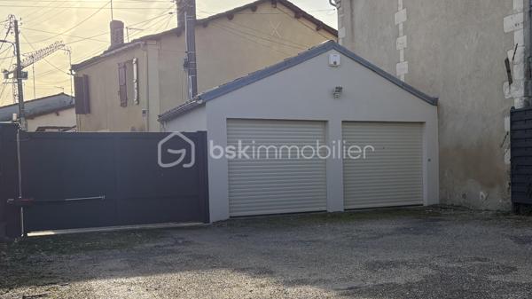 Bien rare en plein cœur de Bergerac, cette élégante maison de ville de 146 m² habitables offre un cadre de vie privilégié, alliant volumes, confort et prestations de qualité, à proximité immédiate de toutes les commodités.

🔹 Au rez-de-chaussée
Vous découvrirez un premier salon chaleureux, une cuisine entièrement équipée ouverte sur la salle à manger, ainsi qu’un second grand salon avec bibliothèque, baigné de lumière et offrant une vue directe sur le jardin.
Une buanderie, une chaufferie et un WC indépendant complètent ce niveau.

🔹 À l’étage
L’espace nuit se compose de trois chambres, d’une salle de bains complète avec cabine de douche, baignoire et double vasque, ainsi que d’un WC indépendant.

🌿 Extérieurs
L’ensemble est implanté sur un terrain de 431 m², proposant un jardin agréable et intimiste, équipé d’un système d’arrosage automatique et d’un abri de jardin.

🚗 Stationnement & équipements
Côté stationnement, vous bénéficierez :
d’un parking sécurisé,
d’un double garage isolé et chauffé, avec portes motorisées,
ainsi que d’un portail électrique en aluminium.
La maison est également équipée d’un système de chauffage au gaz de ville.

💰 Prix
Prix de vente : 418 000 € HAI – vendu non meublé
(Honoraires inclus à la charge du vendeur )

🛋️ Option vente meublée
Le bien peut également être acquis entièrement meublé et équipé 
Une solution clé en main, idéale pour une résidence secondaire ou un projet locatif immédiat.

⭐ En résumé
Un bien rare en centre-ville, offrant jardin et double garage, idéal pour une résidence principale de standing ou un projet clé en main, dans un secteur recherché de Bergerac.
📞 À découvrir sans tarder.