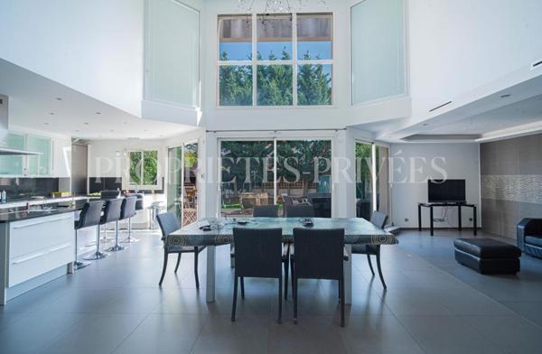 Maison contemporaine écologique avec salle de cinéma haut de gamme