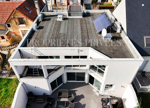 Maison contemporaine écologique avec salle de cinéma haut de gamme