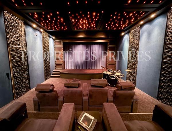 Maison contemporaine écologique avec salle de cinéma haut de gamme