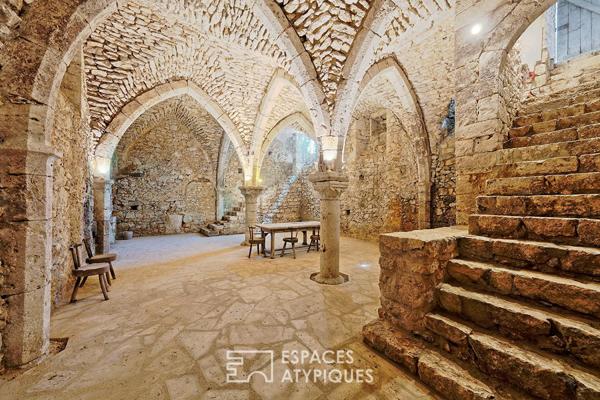 L’Authenticité au Cœur des Remparts : Une Demeure Étonnante avec Crypte Médiévale