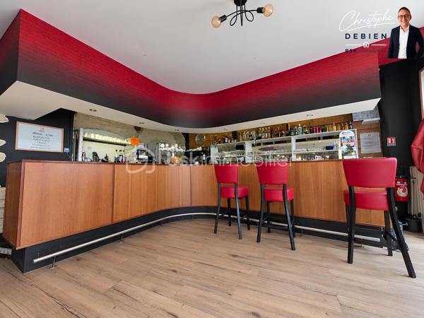 Christophe Debien – BSK Immobilier vous propose à la vente ce fonds de commerce de restaurant – burgers, idéalement situé au sud du secteur de Montaigu-Vendée, au cœur d’une commune dynamique d’environ 3 700 habitants.

L’établissement bénéficie d’un emplacement intéressant et d’une zone de chalandise d’environ 25 000 habitants à moins de 10 minutes. Il s’appuie sur une clientèle locale et touristique et développe un chiffre d’affaires annuel stable supérieur à 230 000 €.

L’activité se répartit actuellement entre environ 90 % de restauration sur place et 10 % de vente à emporter.

206 M² – 96 COUVERTS – LOGEMENT DE FONCTION T3 DE 49 M²

D’une surface exploitable d’environ 206 m², l’établissement offre une capacité totale d’environ 96 couverts :
• 80 couverts en salle
• 16 couverts en terrasse

Un logement de fonction de type T3 d’environ 49 m² complète l’ensemble. Celui-ci nécessite un rafraîchissement, tout en constituant un atout complémentaire pour le futur exploitant.

La cuisine, fonctionnelle, dispose du matériel nécessaire à l’exploitation : four, plaque gaz, 4 réfrigérateurs, 2 congélateurs, tables inox, trancheuse, salamandre, four vapeur, friteuse, plancha, bain-marie et hotte.

Le mobilier de salle, comprenant notamment tables, chaises et comptoir, est également inclus.

La tireuse à bière et la machine à café professionnelles sont mises à disposition. La caisse enregistreuse est en location pour environ 100 €/mois.
L’ensemble permet d’envisager une reprise rapide de l’activité.

LICENCE IV – BAIL COMMERCIAL

La Licence IV est comprise dans la cession du fonds de commerce.
L’activité est exploitée dans le cadre d’un bail commercial en cours jusqu’en juillet 2027, pour un loyer mensuel de 1 280 €.

POTENTIEL DE DÉVELOPPEMENT
L’établissement dispose encore de plusieurs axes de développement :
• développement de la vente à emporter,
• mise en place d’un service de livraison,
• optimisation des jours, horaires et services selon le projet du repreneur.

Cette affaire peut convenir à un professionnel de la restauration, à un couple souhaitant reprendre un établissement existant ou à un porteur de projet recherchant une activité immédiatement exploitable.

PRIX : 125 000 € FAI

Prix de vente du fonds de commerce : 125 000 € honoraires inclus
Honoraires à la charge du vendeur : 10 000 € TTC, soit 8 333,33 € HT, représentant 8 % du prix de vente FAI.

Christophe Debien – BSK Immobilier

Informations complémentaires et visites sur demande.