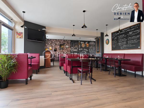 Christophe Debien – BSK Immobilier vous propose à la vente ce fonds de commerce de restaurant – burgers, idéalement situé au sud du secteur de Montaigu-Vendée, au cœur d’une commune dynamique d’environ 3 700 habitants.

L’établissement bénéficie d’un emplacement intéressant et d’une zone de chalandise d’environ 25 000 habitants à moins de 10 minutes. Il s’appuie sur une clientèle locale et touristique et développe un chiffre d’affaires annuel stable supérieur à 230 000 €.

L’activité se répartit actuellement entre environ 90 % de restauration sur place et 10 % de vente à emporter.

206 M² – 96 COUVERTS – LOGEMENT DE FONCTION T3 DE 49 M²

D’une surface exploitable d’environ 206 m², l’établissement offre une capacité totale d’environ 96 couverts :
• 80 couverts en salle
• 16 couverts en terrasse

Un logement de fonction de type T3 d’environ 49 m² complète l’ensemble. Celui-ci nécessite un rafraîchissement, tout en constituant un atout complémentaire pour le futur exploitant.

La cuisine, fonctionnelle, dispose du matériel nécessaire à l’exploitation : four, plaque gaz, 4 réfrigérateurs, 2 congélateurs, tables inox, trancheuse, salamandre, four vapeur, friteuse, plancha, bain-marie et hotte.

Le mobilier de salle, comprenant notamment tables, chaises et comptoir, est également inclus.

La tireuse à bière et la machine à café professionnelles sont mises à disposition. La caisse enregistreuse est en location pour environ 100 €/mois.
L’ensemble permet d’envisager une reprise rapide de l’activité.

LICENCE IV – BAIL COMMERCIAL

La Licence IV est comprise dans la cession du fonds de commerce.
L’activité est exploitée dans le cadre d’un bail commercial en cours jusqu’en juillet 2027, pour un loyer mensuel de 1 280 €.

POTENTIEL DE DÉVELOPPEMENT
L’établissement dispose encore de plusieurs axes de développement :
• développement de la vente à emporter,
• mise en place d’un service de livraison,
• optimisation des jours, horaires et services selon le projet du repreneur.

Cette affaire peut convenir à un professionnel de la restauration, à un couple souhaitant reprendre un établissement existant ou à un porteur de projet recherchant une activité immédiatement exploitable.

PRIX : 125 000 € FAI

Prix de vente du fonds de commerce : 125 000 € honoraires inclus
Honoraires à la charge du vendeur : 10 000 € TTC, soit 8 333,33 € HT, représentant 8 % du prix de vente FAI.

Christophe Debien – BSK Immobilier

Informations complémentaires et visites sur demande.