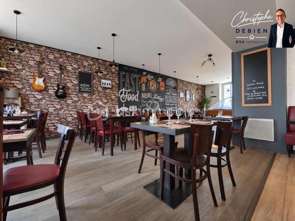 Christophe Debien – BSK Immobilier vous propose à la vente ce fonds de commerce de restaurant – burgers, idéalement situé au sud du secteur de Montaigu-Vendée, au cœur d’une commune dynamique d’environ 3 700 habitants.

L’établissement bénéficie d’un emplacement intéressant et d’une zone de chalandise d’environ 25 000 habitants à moins de 10 minutes. Il s’appuie sur une clientèle locale et touristique et développe un chiffre d’affaires annuel stable supérieur à 230 000 €.

L’activité se répartit actuellement entre environ 90 % de restauration sur place et 10 % de vente à emporter.

206 M² – 96 COUVERTS – LOGEMENT DE FONCTION T3 DE 49 M²

D’une surface exploitable d’environ 206 m², l’établissement offre une capacité totale d’environ 96 couverts :
• 80 couverts en salle
• 16 couverts en terrasse

Un logement de fonction de type T3 d’environ 49 m² complète l’ensemble. Celui-ci nécessite un rafraîchissement, tout en constituant un atout complémentaire pour le futur exploitant.

La cuisine, fonctionnelle, dispose du matériel nécessaire à l’exploitation : four, plaque gaz, 4 réfrigérateurs, 2 congélateurs, tables inox, trancheuse, salamandre, four vapeur, friteuse, plancha, bain-marie et hotte.

Le mobilier de salle, comprenant notamment tables, chaises et comptoir, est également inclus.

La tireuse à bière et la machine à café professionnelles sont mises à disposition. La caisse enregistreuse est en location pour environ 100 €/mois.
L’ensemble permet d’envisager une reprise rapide de l’activité.

LICENCE IV – BAIL COMMERCIAL

La Licence IV est comprise dans la cession du fonds de commerce.
L’activité est exploitée dans le cadre d’un bail commercial en cours jusqu’en juillet 2027, pour un loyer mensuel de 1 280 €.

POTENTIEL DE DÉVELOPPEMENT
L’établissement dispose encore de plusieurs axes de développement :
• développement de la vente à emporter,
• mise en place d’un service de livraison,
• optimisation des jours, horaires et services selon le projet du repreneur.

Cette affaire peut convenir à un professionnel de la restauration, à un couple souhaitant reprendre un établissement existant ou à un porteur de projet recherchant une activité immédiatement exploitable.

PRIX : 125 000 € FAI

Prix de vente du fonds de commerce : 125 000 € honoraires inclus
Honoraires à la charge du vendeur : 10 000 € TTC, soit 8 333,33 € HT, représentant 8 % du prix de vente FAI.

Christophe Debien – BSK Immobilier

Informations complémentaires et visites sur demande.