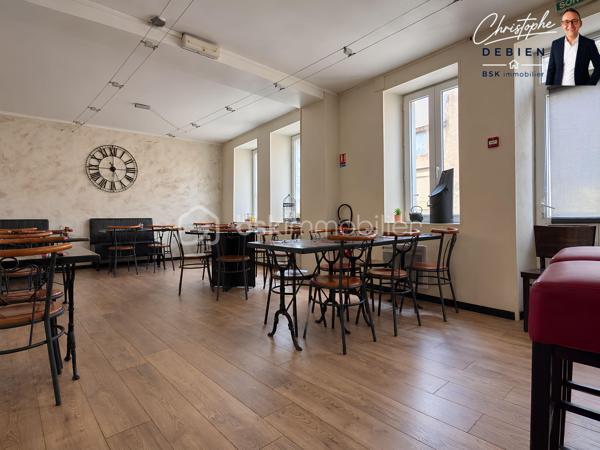 Christophe Debien – BSK Immobilier vous propose à la vente ce fonds de commerce de restaurant – burgers, idéalement situé au sud du secteur de Montaigu-Vendée, au cœur d’une commune dynamique d’environ 3 700 habitants.

L’établissement bénéficie d’un emplacement intéressant et d’une zone de chalandise d’environ 25 000 habitants à moins de 10 minutes. Il s’appuie sur une clientèle locale et touristique et développe un chiffre d’affaires annuel stable supérieur à 230 000 €.

L’activité se répartit actuellement entre environ 90 % de restauration sur place et 10 % de vente à emporter.

206 M² – 96 COUVERTS – LOGEMENT DE FONCTION T3 DE 49 M²

D’une surface exploitable d’environ 206 m², l’établissement offre une capacité totale d’environ 96 couverts :
• 80 couverts en salle
• 16 couverts en terrasse

Un logement de fonction de type T3 d’environ 49 m² complète l’ensemble. Celui-ci nécessite un rafraîchissement, tout en constituant un atout complémentaire pour le futur exploitant.

La cuisine, fonctionnelle, dispose du matériel nécessaire à l’exploitation : four, plaque gaz, 4 réfrigérateurs, 2 congélateurs, tables inox, trancheuse, salamandre, four vapeur, friteuse, plancha, bain-marie et hotte.

Le mobilier de salle, comprenant notamment tables, chaises et comptoir, est également inclus.

La tireuse à bière et la machine à café professionnelles sont mises à disposition. La caisse enregistreuse est en location pour environ 100 €/mois.
L’ensemble permet d’envisager une reprise rapide de l’activité.

LICENCE IV – BAIL COMMERCIAL

La Licence IV est comprise dans la cession du fonds de commerce.
L’activité est exploitée dans le cadre d’un bail commercial en cours jusqu’en juillet 2027, pour un loyer mensuel de 1 280 €.

POTENTIEL DE DÉVELOPPEMENT
L’établissement dispose encore de plusieurs axes de développement :
• développement de la vente à emporter,
• mise en place d’un service de livraison,
• optimisation des jours, horaires et services selon le projet du repreneur.

Cette affaire peut convenir à un professionnel de la restauration, à un couple souhaitant reprendre un établissement existant ou à un porteur de projet recherchant une activité immédiatement exploitable.

PRIX : 125 000 € FAI

Prix de vente du fonds de commerce : 125 000 € honoraires inclus
Honoraires à la charge du vendeur : 10 000 € TTC, soit 8 333,33 € HT, représentant 8 % du prix de vente FAI.

Christophe Debien – BSK Immobilier

Informations complémentaires et visites sur demande.