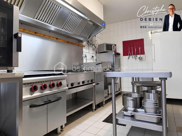 Christophe Debien – BSK Immobilier vous propose à la vente ce fonds de commerce de restaurant – burgers, idéalement situé au sud du secteur de Montaigu-Vendée, au cœur d’une commune dynamique d’environ 3 700 habitants.

L’établissement bénéficie d’un emplacement intéressant et d’une zone de chalandise d’environ 25 000 habitants à moins de 10 minutes. Il s’appuie sur une clientèle locale et touristique et développe un chiffre d’affaires annuel stable supérieur à 230 000 €.

L’activité se répartit actuellement entre environ 90 % de restauration sur place et 10 % de vente à emporter.

206 M² – 96 COUVERTS – LOGEMENT DE FONCTION T3 DE 49 M²

D’une surface exploitable d’environ 206 m², l’établissement offre une capacité totale d’environ 96 couverts :
• 80 couverts en salle
• 16 couverts en terrasse

Un logement de fonction de type T3 d’environ 49 m² complète l’ensemble. Celui-ci nécessite un rafraîchissement, tout en constituant un atout complémentaire pour le futur exploitant.

La cuisine, fonctionnelle, dispose du matériel nécessaire à l’exploitation : four, plaque gaz, 4 réfrigérateurs, 2 congélateurs, tables inox, trancheuse, salamandre, four vapeur, friteuse, plancha, bain-marie et hotte.

Le mobilier de salle, comprenant notamment tables, chaises et comptoir, est également inclus.

La tireuse à bière et la machine à café professionnelles sont mises à disposition. La caisse enregistreuse est en location pour environ 100 €/mois.
L’ensemble permet d’envisager une reprise rapide de l’activité.

LICENCE IV – BAIL COMMERCIAL

La Licence IV est comprise dans la cession du fonds de commerce.
L’activité est exploitée dans le cadre d’un bail commercial en cours jusqu’en juillet 2027, pour un loyer mensuel de 1 280 €.

POTENTIEL DE DÉVELOPPEMENT
L’établissement dispose encore de plusieurs axes de développement :
• développement de la vente à emporter,
• mise en place d’un service de livraison,
• optimisation des jours, horaires et services selon le projet du repreneur.

Cette affaire peut convenir à un professionnel de la restauration, à un couple souhaitant reprendre un établissement existant ou à un porteur de projet recherchant une activité immédiatement exploitable.

PRIX : 125 000 € FAI

Prix de vente du fonds de commerce : 125 000 € honoraires inclus
Honoraires à la charge du vendeur : 10 000 € TTC, soit 8 333,33 € HT, représentant 8 % du prix de vente FAI.

Christophe Debien – BSK Immobilier

Informations complémentaires et visites sur demande.
