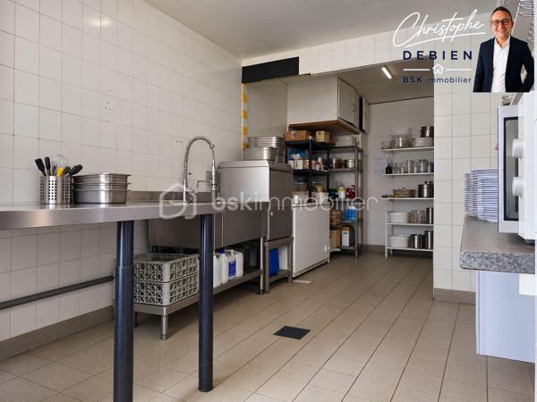 Christophe Debien – BSK Immobilier vous propose à la vente ce fonds de commerce de restaurant – burgers, idéalement situé au sud du secteur de Montaigu-Vendée, au cœur d’une commune dynamique d’environ 3 700 habitants.

L’établissement bénéficie d’un emplacement intéressant et d’une zone de chalandise d’environ 25 000 habitants à moins de 10 minutes. Il s’appuie sur une clientèle locale et touristique et développe un chiffre d’affaires annuel stable supérieur à 230 000 €.

L’activité se répartit actuellement entre environ 90 % de restauration sur place et 10 % de vente à emporter.

206 M² – 96 COUVERTS – LOGEMENT DE FONCTION T3 DE 49 M²

D’une surface exploitable d’environ 206 m², l’établissement offre une capacité totale d’environ 96 couverts :
• 80 couverts en salle
• 16 couverts en terrasse

Un logement de fonction de type T3 d’environ 49 m² complète l’ensemble. Celui-ci nécessite un rafraîchissement, tout en constituant un atout complémentaire pour le futur exploitant.

La cuisine, fonctionnelle, dispose du matériel nécessaire à l’exploitation : four, plaque gaz, 4 réfrigérateurs, 2 congélateurs, tables inox, trancheuse, salamandre, four vapeur, friteuse, plancha, bain-marie et hotte.

Le mobilier de salle, comprenant notamment tables, chaises et comptoir, est également inclus.

La tireuse à bière et la machine à café professionnelles sont mises à disposition. La caisse enregistreuse est en location pour environ 100 €/mois.
L’ensemble permet d’envisager une reprise rapide de l’activité.

LICENCE IV – BAIL COMMERCIAL

La Licence IV est comprise dans la cession du fonds de commerce.
L’activité est exploitée dans le cadre d’un bail commercial en cours jusqu’en juillet 2027, pour un loyer mensuel de 1 280 €.

POTENTIEL DE DÉVELOPPEMENT
L’établissement dispose encore de plusieurs axes de développement :
• développement de la vente à emporter,
• mise en place d’un service de livraison,
• optimisation des jours, horaires et services selon le projet du repreneur.

Cette affaire peut convenir à un professionnel de la restauration, à un couple souhaitant reprendre un établissement existant ou à un porteur de projet recherchant une activité immédiatement exploitable.

PRIX : 125 000 € FAI

Prix de vente du fonds de commerce : 125 000 € honoraires inclus
Honoraires à la charge du vendeur : 10 000 € TTC, soit 8 333,33 € HT, représentant 8 % du prix de vente FAI.

Christophe Debien – BSK Immobilier

Informations complémentaires et visites sur demande.