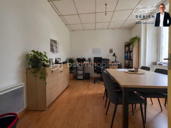 Christophe Debien – BSK Immobilier vous propose à la vente ce fonds de commerce de restaurant – burgers, idéalement situé au sud du secteur de Montaigu-Vendée, au cœur d’une commune dynamique d’environ 3 700 habitants.

L’établissement bénéficie d’un emplacement intéressant et d’une zone de chalandise d’environ 25 000 habitants à moins de 10 minutes. Il s’appuie sur une clientèle locale et touristique et développe un chiffre d’affaires annuel stable supérieur à 230 000 €.

L’activité se répartit actuellement entre environ 90 % de restauration sur place et 10 % de vente à emporter.

206 M² – 96 COUVERTS – LOGEMENT DE FONCTION T3 DE 49 M²

D’une surface exploitable d’environ 206 m², l’établissement offre une capacité totale d’environ 96 couverts :
• 80 couverts en salle
• 16 couverts en terrasse

Un logement de fonction de type T3 d’environ 49 m² complète l’ensemble. Celui-ci nécessite un rafraîchissement, tout en constituant un atout complémentaire pour le futur exploitant.

La cuisine, fonctionnelle, dispose du matériel nécessaire à l’exploitation : four, plaque gaz, 4 réfrigérateurs, 2 congélateurs, tables inox, trancheuse, salamandre, four vapeur, friteuse, plancha, bain-marie et hotte.

Le mobilier de salle, comprenant notamment tables, chaises et comptoir, est également inclus.

La tireuse à bière et la machine à café professionnelles sont mises à disposition. La caisse enregistreuse est en location pour environ 100 €/mois.
L’ensemble permet d’envisager une reprise rapide de l’activité.

LICENCE IV – BAIL COMMERCIAL

La Licence IV est comprise dans la cession du fonds de commerce.
L’activité est exploitée dans le cadre d’un bail commercial en cours jusqu’en juillet 2027, pour un loyer mensuel de 1 280 €.

POTENTIEL DE DÉVELOPPEMENT
L’établissement dispose encore de plusieurs axes de développement :
• développement de la vente à emporter,
• mise en place d’un service de livraison,
• optimisation des jours, horaires et services selon le projet du repreneur.

Cette affaire peut convenir à un professionnel de la restauration, à un couple souhaitant reprendre un établissement existant ou à un porteur de projet recherchant une activité immédiatement exploitable.

PRIX : 125 000 € FAI

Prix de vente du fonds de commerce : 125 000 € honoraires inclus
Honoraires à la charge du vendeur : 10 000 € TTC, soit 8 333,33 € HT, représentant 8 % du prix de vente FAI.

Christophe Debien – BSK Immobilier

Informations complémentaires et visites sur demande.
