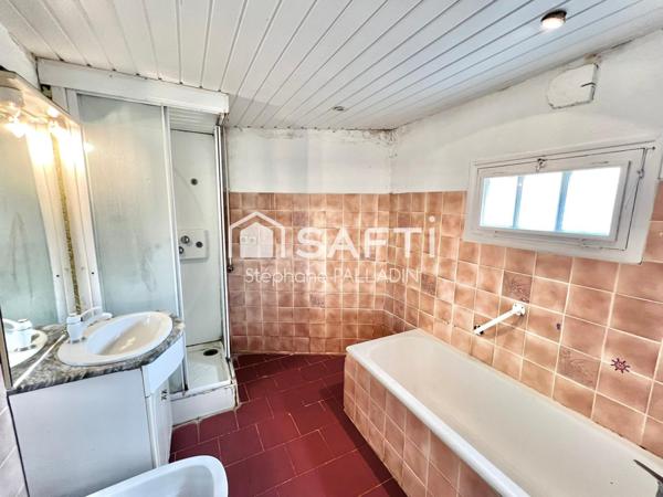 MAISON DE VILLAGE INDEPENDANTE AVEC JARDIN , PUITS ET DEPENDNACE