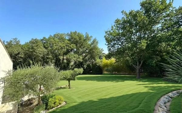 Maison à vendre    6 pièces •  Vauvert