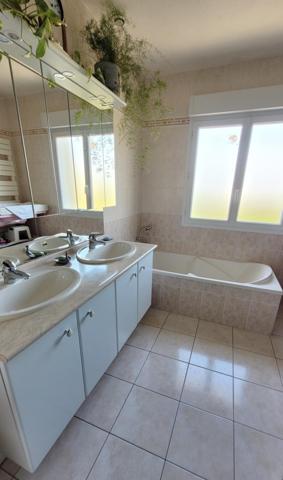 Maison 3 chambres, double garage, grand terrain constructible de 1524m2