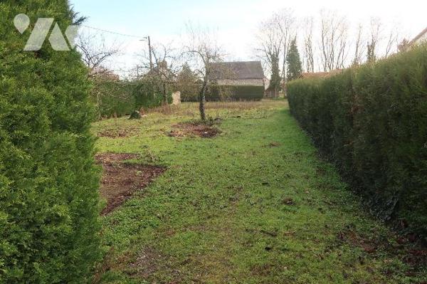 TERRAIN A BATIR, clos, d'environ 643m2 - façades : + 30m x 20
Viabilité en bordure