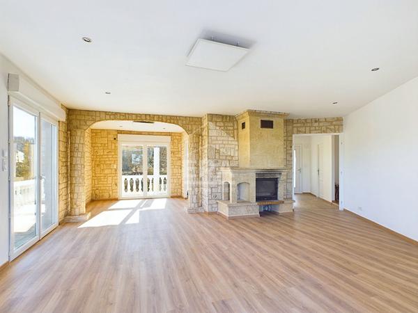 Belle Villa avec Piscine Intérieure et Sauna à Cardaillac-Layoule