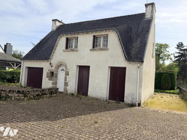 Maison construite sur deux niveaux comprenant trois chambres , garage et terrain de 850 m2 clos 