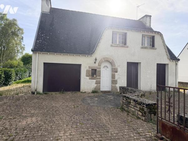 Maison construite sur deux niveaux comprenant trois chambres , garage et terrain de 850 m2 clos 
