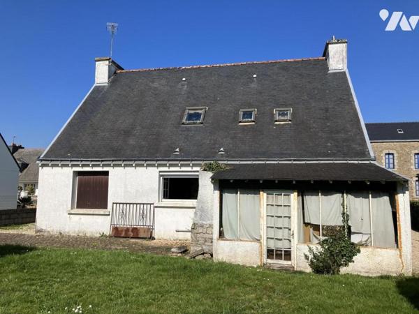 Maison construite sur deux niveaux comprenant trois chambres , garage et terrain de 850 m2 clos 