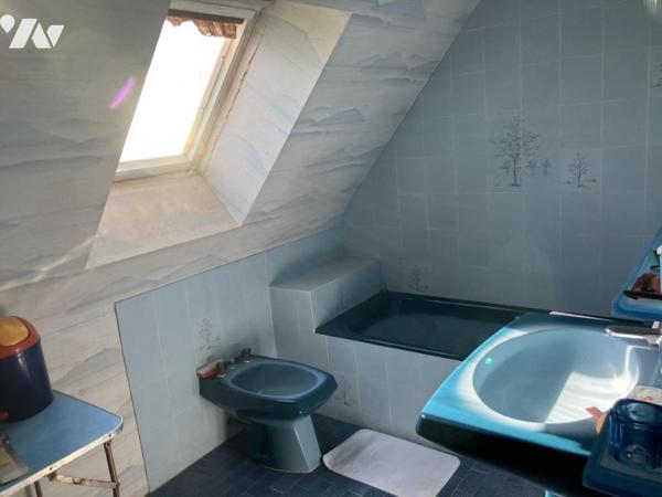 Maison construite sur deux niveaux comprenant trois chambres , garage et terrain de 850 m2 clos 