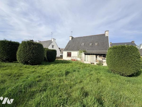 Maison construite sur deux niveaux comprenant trois chambres , garage et terrain de 850 m2 clos 