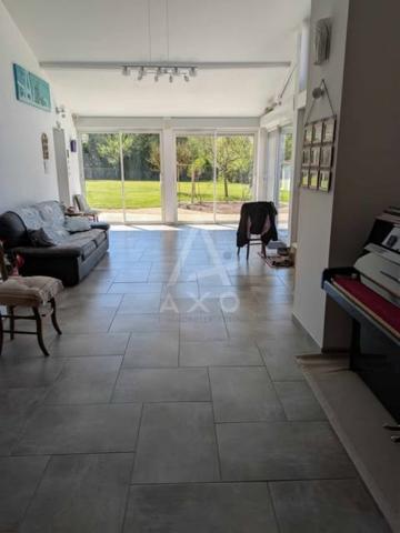 Entre Saint-Jean-dAngély et Aulnay  Élégante Maison de Maître avec Extension Contemporaine