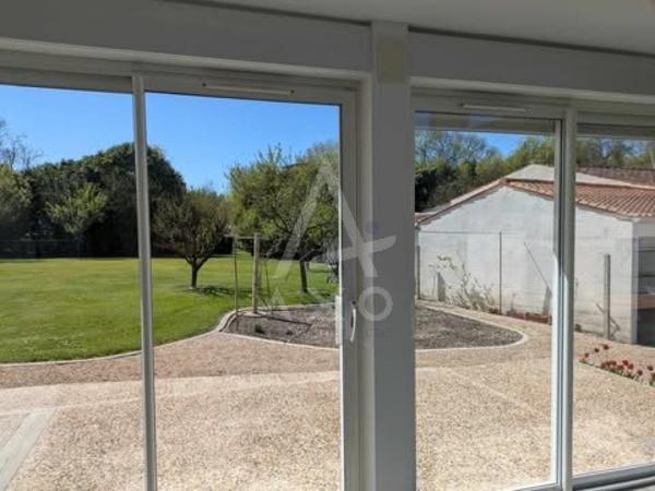 Entre Saint-Jean-dAngély et Aulnay  Élégante Maison de Maître avec Extension Contemporaine