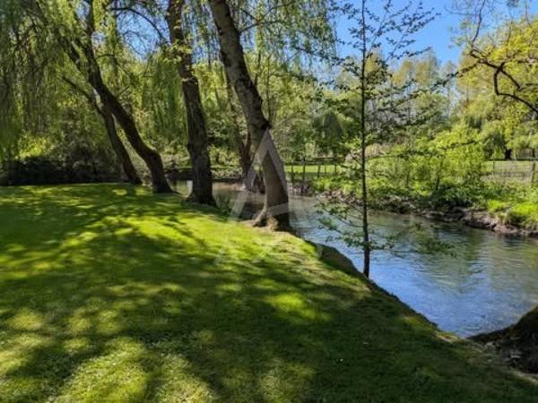 Entre Saint-Jean-dAngély et Aulnay  Élégante Maison de Maître avec Extension Contemporaine