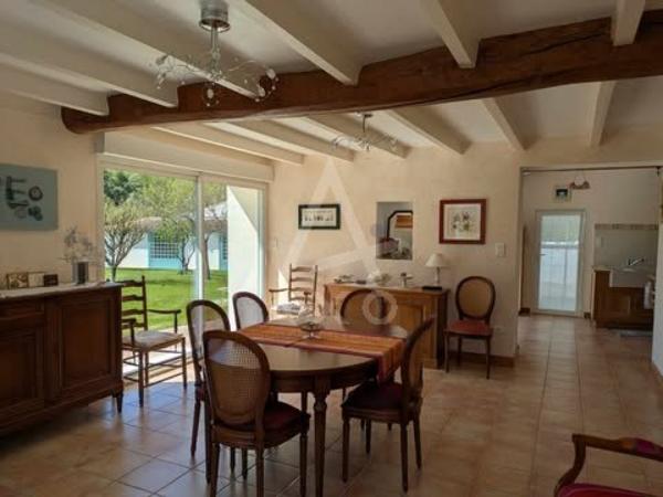 Entre Saint-Jean-dAngély et Aulnay  Élégante Maison de Maître avec Extension Contemporaine