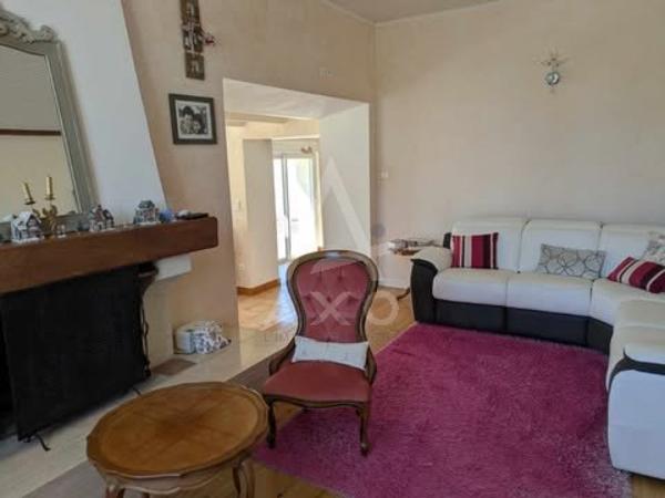 Entre Saint-Jean-dAngély et Aulnay  Élégante Maison de Maître avec Extension Contemporaine