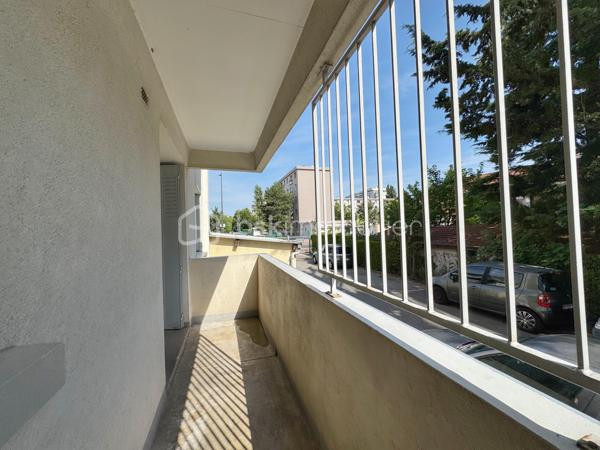 Au sein de la copropriété fermée et sécurisée Air Soleil, cet appartement de 60 m² habitables occupe un rez-de-chaussée haut. 
Traversant, il profite d'une double orientation qui favorise la lumière et la circulation de l'air tout au long de la journée.
L'appartement s'ouvre sur un dégagement qui dessert une première chambre donnant sur le parc de la copropriété, la pièce de vie, la cuisine séparée avec accès à un balcon, ainsi qu'une salle d'eau et des toilettes indépendantes. 
Depuis la pièce de vie, on accède à une deuxième chambre ainsi qu'à un troisième espace, actuellement ouvert sur le séjour, qui peut aisément retrouver sa fonction de chambre fermée — une vraie souplesse d'usage (bureau, chambre d'enfant, coin lecture) pour ceux qui n'ont pas un besoin immédiat des trois chambres closes. 
Les trois chambres, comprises entre 9 et 10 m² chacune, offrent ainsi une distribution flexible, appréciable sur ce type de surface.
Un rafraîchissement permettra de personnaliser le logement selon vos goûts. 

Aucun gros travaux de copropriété n'est à prévoir, pour une acquisition sereine.
Une cave en sous-sol complète le bien.

Côté transports, le terminus du tram D, qui relie directement la gare de Grenoble, se trouve à environ un quart d'heure à pied, complété par plusieurs arrêts de bus tout proches.
Boulangerie, épicerie bio et pharmacie sont accessibles en quelques minutes à pied, et un supermarché E.Leclerc se trouve à moins de dix minutes.

Idéal pour investisseur ou un premier achat.