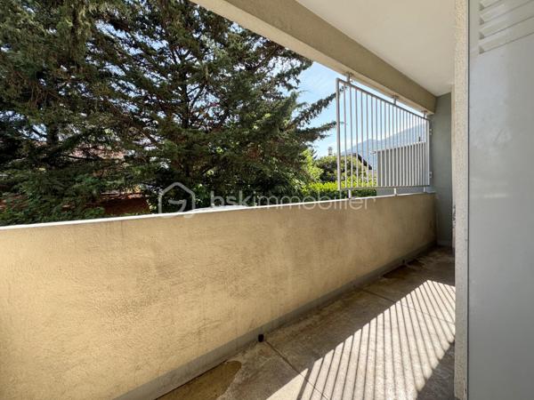 Au sein de la copropriété fermée et sécurisée Air Soleil, cet appartement de 60 m² habitables occupe un rez-de-chaussée haut. 
Traversant, il profite d'une double orientation qui favorise la lumière et la circulation de l'air tout au long de la journée.
L'appartement s'ouvre sur un dégagement qui dessert une première chambre donnant sur le parc de la copropriété, la pièce de vie, la cuisine séparée avec accès à un balcon, ainsi qu'une salle d'eau et des toilettes indépendantes. 
Depuis la pièce de vie, on accède à une deuxième chambre ainsi qu'à un troisième espace, actuellement ouvert sur le séjour, qui peut aisément retrouver sa fonction de chambre fermée — une vraie souplesse d'usage (bureau, chambre d'enfant, coin lecture) pour ceux qui n'ont pas un besoin immédiat des trois chambres closes. 
Les trois chambres, comprises entre 9 et 10 m² chacune, offrent ainsi une distribution flexible, appréciable sur ce type de surface.
Un rafraîchissement permettra de personnaliser le logement selon vos goûts. 

Aucun gros travaux de copropriété n'est à prévoir, pour une acquisition sereine.
Une cave en sous-sol complète le bien.

Côté transports, le terminus du tram D, qui relie directement la gare de Grenoble, se trouve à environ un quart d'heure à pied, complété par plusieurs arrêts de bus tout proches.
Boulangerie, épicerie bio et pharmacie sont accessibles en quelques minutes à pied, et un supermarché E.Leclerc se trouve à moins de dix minutes.

Idéal pour investisseur ou un premier achat.