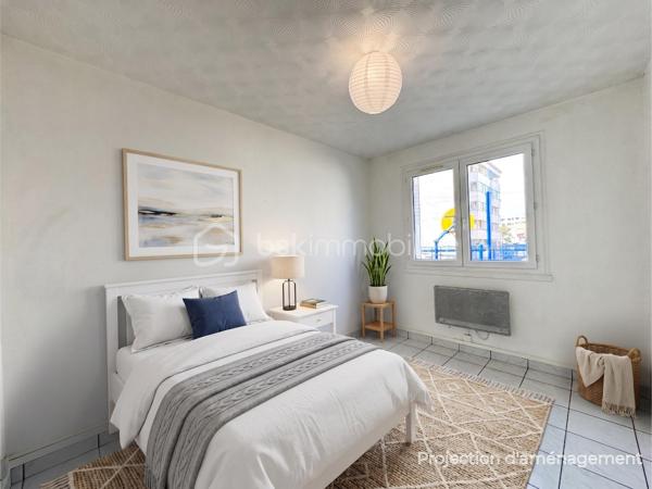 Au sein de la copropriété fermée et sécurisée Air Soleil, cet appartement de 60 m² habitables occupe un rez-de-chaussée haut. 
Traversant, il profite d'une double orientation qui favorise la lumière et la circulation de l'air tout au long de la journée.
L'appartement s'ouvre sur un dégagement qui dessert une première chambre donnant sur le parc de la copropriété, la pièce de vie, la cuisine séparée avec accès à un balcon, ainsi qu'une salle d'eau et des toilettes indépendantes. 
Depuis la pièce de vie, on accède à une deuxième chambre ainsi qu'à un troisième espace, actuellement ouvert sur le séjour, qui peut aisément retrouver sa fonction de chambre fermée — une vraie souplesse d'usage (bureau, chambre d'enfant, coin lecture) pour ceux qui n'ont pas un besoin immédiat des trois chambres closes. 
Les trois chambres, comprises entre 9 et 10 m² chacune, offrent ainsi une distribution flexible, appréciable sur ce type de surface.
Un rafraîchissement permettra de personnaliser le logement selon vos goûts. 

Aucun gros travaux de copropriété n'est à prévoir, pour une acquisition sereine.
Une cave en sous-sol complète le bien.

Côté transports, le terminus du tram D, qui relie directement la gare de Grenoble, se trouve à environ un quart d'heure à pied, complété par plusieurs arrêts de bus tout proches.
Boulangerie, épicerie bio et pharmacie sont accessibles en quelques minutes à pied, et un supermarché E.Leclerc se trouve à moins de dix minutes.

Idéal pour investisseur ou un premier achat.