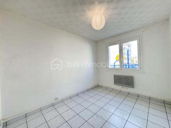 Au sein de la copropriété fermée et sécurisée Air Soleil, cet appartement de 60 m² habitables occupe un rez-de-chaussée haut. 
Traversant, il profite d'une double orientation qui favorise la lumière et la circulation de l'air tout au long de la journée.
L'appartement s'ouvre sur un dégagement qui dessert une première chambre donnant sur le parc de la copropriété, la pièce de vie, la cuisine séparée avec accès à un balcon, ainsi qu'une salle d'eau et des toilettes indépendantes. 
Depuis la pièce de vie, on accède à une deuxième chambre ainsi qu'à un troisième espace, actuellement ouvert sur le séjour, qui peut aisément retrouver sa fonction de chambre fermée — une vraie souplesse d'usage (bureau, chambre d'enfant, coin lecture) pour ceux qui n'ont pas un besoin immédiat des trois chambres closes. 
Les trois chambres, comprises entre 9 et 10 m² chacune, offrent ainsi une distribution flexible, appréciable sur ce type de surface.
Un rafraîchissement permettra de personnaliser le logement selon vos goûts. 

Aucun gros travaux de copropriété n'est à prévoir, pour une acquisition sereine.
Une cave en sous-sol complète le bien.

Côté transports, le terminus du tram D, qui relie directement la gare de Grenoble, se trouve à environ un quart d'heure à pied, complété par plusieurs arrêts de bus tout proches.
Boulangerie, épicerie bio et pharmacie sont accessibles en quelques minutes à pied, et un supermarché E.Leclerc se trouve à moins de dix minutes.

Idéal pour investisseur ou un premier achat.