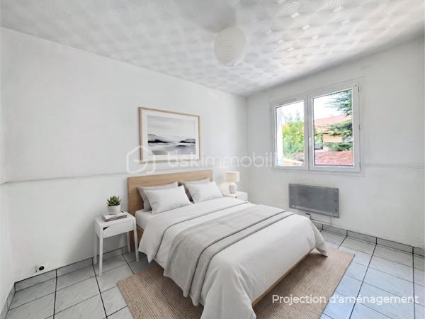 Au sein de la copropriété fermée et sécurisée Air Soleil, cet appartement de 60 m² habitables occupe un rez-de-chaussée haut. 
Traversant, il profite d'une double orientation qui favorise la lumière et la circulation de l'air tout au long de la journée.
L'appartement s'ouvre sur un dégagement qui dessert une première chambre donnant sur le parc de la copropriété, la pièce de vie, la cuisine séparée avec accès à un balcon, ainsi qu'une salle d'eau et des toilettes indépendantes. 
Depuis la pièce de vie, on accède à une deuxième chambre ainsi qu'à un troisième espace, actuellement ouvert sur le séjour, qui peut aisément retrouver sa fonction de chambre fermée — une vraie souplesse d'usage (bureau, chambre d'enfant, coin lecture) pour ceux qui n'ont pas un besoin immédiat des trois chambres closes. 
Les trois chambres, comprises entre 9 et 10 m² chacune, offrent ainsi une distribution flexible, appréciable sur ce type de surface.
Un rafraîchissement permettra de personnaliser le logement selon vos goûts. 

Aucun gros travaux de copropriété n'est à prévoir, pour une acquisition sereine.
Une cave en sous-sol complète le bien.

Côté transports, le terminus du tram D, qui relie directement la gare de Grenoble, se trouve à environ un quart d'heure à pied, complété par plusieurs arrêts de bus tout proches.
Boulangerie, épicerie bio et pharmacie sont accessibles en quelques minutes à pied, et un supermarché E.Leclerc se trouve à moins de dix minutes.

Idéal pour investisseur ou un premier achat.