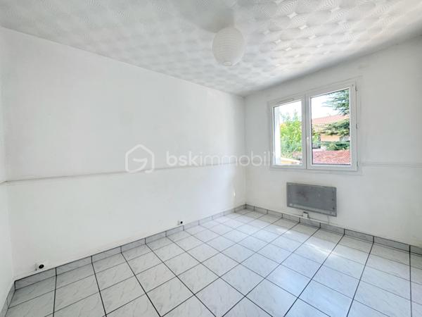 Au sein de la copropriété fermée et sécurisée Air Soleil, cet appartement de 60 m² habitables occupe un rez-de-chaussée haut. 
Traversant, il profite d'une double orientation qui favorise la lumière et la circulation de l'air tout au long de la journée.
L'appartement s'ouvre sur un dégagement qui dessert une première chambre donnant sur le parc de la copropriété, la pièce de vie, la cuisine séparée avec accès à un balcon, ainsi qu'une salle d'eau et des toilettes indépendantes. 
Depuis la pièce de vie, on accède à une deuxième chambre ainsi qu'à un troisième espace, actuellement ouvert sur le séjour, qui peut aisément retrouver sa fonction de chambre fermée — une vraie souplesse d'usage (bureau, chambre d'enfant, coin lecture) pour ceux qui n'ont pas un besoin immédiat des trois chambres closes. 
Les trois chambres, comprises entre 9 et 10 m² chacune, offrent ainsi une distribution flexible, appréciable sur ce type de surface.
Un rafraîchissement permettra de personnaliser le logement selon vos goûts. 

Aucun gros travaux de copropriété n'est à prévoir, pour une acquisition sereine.
Une cave en sous-sol complète le bien.

Côté transports, le terminus du tram D, qui relie directement la gare de Grenoble, se trouve à environ un quart d'heure à pied, complété par plusieurs arrêts de bus tout proches.
Boulangerie, épicerie bio et pharmacie sont accessibles en quelques minutes à pied, et un supermarché E.Leclerc se trouve à moins de dix minutes.

Idéal pour investisseur ou un premier achat.