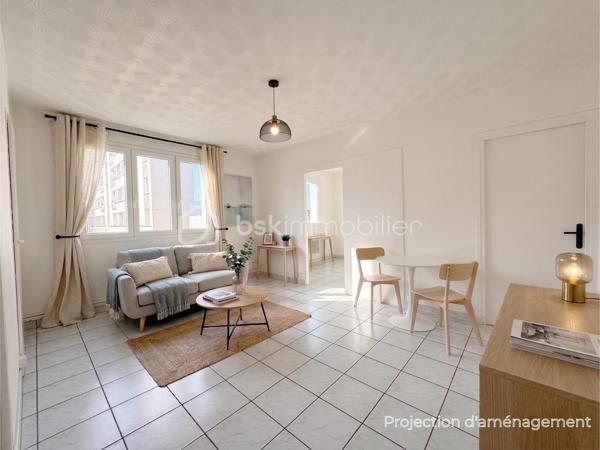 Au sein de la copropriété fermée et sécurisée Air Soleil, cet appartement de 60 m² habitables occupe un rez-de-chaussée haut. 
Traversant, il profite d'une double orientation qui favorise la lumière et la circulation de l'air tout au long de la journée.
L'appartement s'ouvre sur un dégagement qui dessert une première chambre donnant sur le parc de la copropriété, la pièce de vie, la cuisine séparée avec accès à un balcon, ainsi qu'une salle d'eau et des toilettes indépendantes. 
Depuis la pièce de vie, on accède à une deuxième chambre ainsi qu'à un troisième espace, actuellement ouvert sur le séjour, qui peut aisément retrouver sa fonction de chambre fermée — une vraie souplesse d'usage (bureau, chambre d'enfant, coin lecture) pour ceux qui n'ont pas un besoin immédiat des trois chambres closes. 
Les trois chambres, comprises entre 9 et 10 m² chacune, offrent ainsi une distribution flexible, appréciable sur ce type de surface.
Un rafraîchissement permettra de personnaliser le logement selon vos goûts. 

Aucun gros travaux de copropriété n'est à prévoir, pour une acquisition sereine.
Une cave en sous-sol complète le bien.

Côté transports, le terminus du tram D, qui relie directement la gare de Grenoble, se trouve à environ un quart d'heure à pied, complété par plusieurs arrêts de bus tout proches.
Boulangerie, épicerie bio et pharmacie sont accessibles en quelques minutes à pied, et un supermarché E.Leclerc se trouve à moins de dix minutes.

Idéal pour investisseur ou un premier achat.
