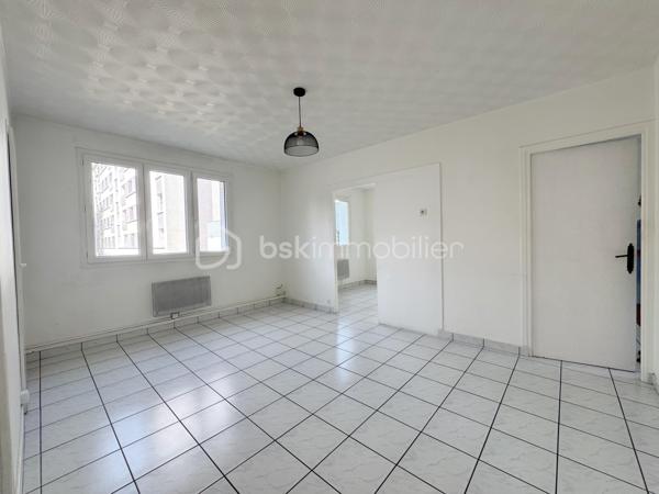Au sein de la copropriété fermée et sécurisée Air Soleil, cet appartement de 60 m² habitables occupe un rez-de-chaussée haut. 
Traversant, il profite d'une double orientation qui favorise la lumière et la circulation de l'air tout au long de la journée.
L'appartement s'ouvre sur un dégagement qui dessert une première chambre donnant sur le parc de la copropriété, la pièce de vie, la cuisine séparée avec accès à un balcon, ainsi qu'une salle d'eau et des toilettes indépendantes. 
Depuis la pièce de vie, on accède à une deuxième chambre ainsi qu'à un troisième espace, actuellement ouvert sur le séjour, qui peut aisément retrouver sa fonction de chambre fermée — une vraie souplesse d'usage (bureau, chambre d'enfant, coin lecture) pour ceux qui n'ont pas un besoin immédiat des trois chambres closes. 
Les trois chambres, comprises entre 9 et 10 m² chacune, offrent ainsi une distribution flexible, appréciable sur ce type de surface.
Un rafraîchissement permettra de personnaliser le logement selon vos goûts. 

Aucun gros travaux de copropriété n'est à prévoir, pour une acquisition sereine.
Une cave en sous-sol complète le bien.

Côté transports, le terminus du tram D, qui relie directement la gare de Grenoble, se trouve à environ un quart d'heure à pied, complété par plusieurs arrêts de bus tout proches.
Boulangerie, épicerie bio et pharmacie sont accessibles en quelques minutes à pied, et un supermarché E.Leclerc se trouve à moins de dix minutes.

Idéal pour investisseur ou un premier achat.