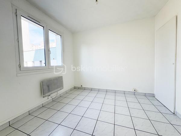 Au sein de la copropriété fermée et sécurisée Air Soleil, cet appartement de 60 m² habitables occupe un rez-de-chaussée haut. 
Traversant, il profite d'une double orientation qui favorise la lumière et la circulation de l'air tout au long de la journée.
L'appartement s'ouvre sur un dégagement qui dessert une première chambre donnant sur le parc de la copropriété, la pièce de vie, la cuisine séparée avec accès à un balcon, ainsi qu'une salle d'eau et des toilettes indépendantes. 
Depuis la pièce de vie, on accède à une deuxième chambre ainsi qu'à un troisième espace, actuellement ouvert sur le séjour, qui peut aisément retrouver sa fonction de chambre fermée — une vraie souplesse d'usage (bureau, chambre d'enfant, coin lecture) pour ceux qui n'ont pas un besoin immédiat des trois chambres closes. 
Les trois chambres, comprises entre 9 et 10 m² chacune, offrent ainsi une distribution flexible, appréciable sur ce type de surface.
Un rafraîchissement permettra de personnaliser le logement selon vos goûts. 

Aucun gros travaux de copropriété n'est à prévoir, pour une acquisition sereine.
Une cave en sous-sol complète le bien.

Côté transports, le terminus du tram D, qui relie directement la gare de Grenoble, se trouve à environ un quart d'heure à pied, complété par plusieurs arrêts de bus tout proches.
Boulangerie, épicerie bio et pharmacie sont accessibles en quelques minutes à pied, et un supermarché E.Leclerc se trouve à moins de dix minutes.

Idéal pour investisseur ou un premier achat.