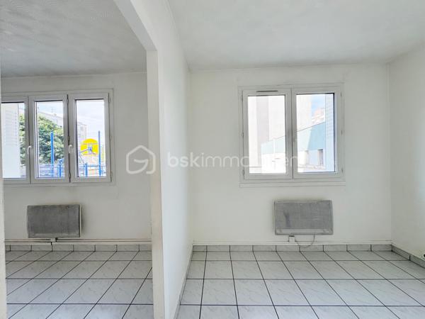 Au sein de la copropriété fermée et sécurisée Air Soleil, cet appartement de 60 m² habitables occupe un rez-de-chaussée haut. 
Traversant, il profite d'une double orientation qui favorise la lumière et la circulation de l'air tout au long de la journée.
L'appartement s'ouvre sur un dégagement qui dessert une première chambre donnant sur le parc de la copropriété, la pièce de vie, la cuisine séparée avec accès à un balcon, ainsi qu'une salle d'eau et des toilettes indépendantes. 
Depuis la pièce de vie, on accède à une deuxième chambre ainsi qu'à un troisième espace, actuellement ouvert sur le séjour, qui peut aisément retrouver sa fonction de chambre fermée — une vraie souplesse d'usage (bureau, chambre d'enfant, coin lecture) pour ceux qui n'ont pas un besoin immédiat des trois chambres closes. 
Les trois chambres, comprises entre 9 et 10 m² chacune, offrent ainsi une distribution flexible, appréciable sur ce type de surface.
Un rafraîchissement permettra de personnaliser le logement selon vos goûts. 

Aucun gros travaux de copropriété n'est à prévoir, pour une acquisition sereine.
Une cave en sous-sol complète le bien.

Côté transports, le terminus du tram D, qui relie directement la gare de Grenoble, se trouve à environ un quart d'heure à pied, complété par plusieurs arrêts de bus tout proches.
Boulangerie, épicerie bio et pharmacie sont accessibles en quelques minutes à pied, et un supermarché E.Leclerc se trouve à moins de dix minutes.

Idéal pour investisseur ou un premier achat.