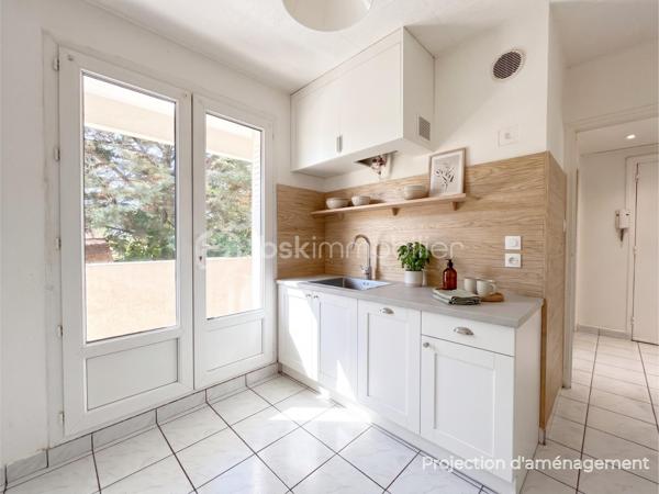 Au sein de la copropriété fermée et sécurisée Air Soleil, cet appartement de 60 m² habitables occupe un rez-de-chaussée haut. 
Traversant, il profite d'une double orientation qui favorise la lumière et la circulation de l'air tout au long de la journée.
L'appartement s'ouvre sur un dégagement qui dessert une première chambre donnant sur le parc de la copropriété, la pièce de vie, la cuisine séparée avec accès à un balcon, ainsi qu'une salle d'eau et des toilettes indépendantes. 
Depuis la pièce de vie, on accède à une deuxième chambre ainsi qu'à un troisième espace, actuellement ouvert sur le séjour, qui peut aisément retrouver sa fonction de chambre fermée — une vraie souplesse d'usage (bureau, chambre d'enfant, coin lecture) pour ceux qui n'ont pas un besoin immédiat des trois chambres closes. 
Les trois chambres, comprises entre 9 et 10 m² chacune, offrent ainsi une distribution flexible, appréciable sur ce type de surface.
Un rafraîchissement permettra de personnaliser le logement selon vos goûts. 

Aucun gros travaux de copropriété n'est à prévoir, pour une acquisition sereine.
Une cave en sous-sol complète le bien.

Côté transports, le terminus du tram D, qui relie directement la gare de Grenoble, se trouve à environ un quart d'heure à pied, complété par plusieurs arrêts de bus tout proches.
Boulangerie, épicerie bio et pharmacie sont accessibles en quelques minutes à pied, et un supermarché E.Leclerc se trouve à moins de dix minutes.

Idéal pour investisseur ou un premier achat.