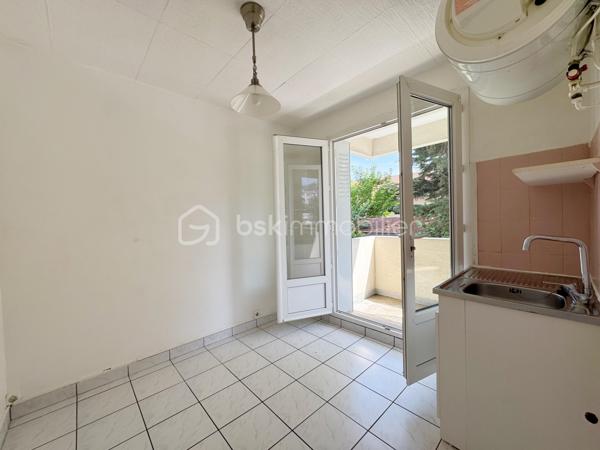 Au sein de la copropriété fermée et sécurisée Air Soleil, cet appartement de 60 m² habitables occupe un rez-de-chaussée haut. 
Traversant, il profite d'une double orientation qui favorise la lumière et la circulation de l'air tout au long de la journée.
L'appartement s'ouvre sur un dégagement qui dessert une première chambre donnant sur le parc de la copropriété, la pièce de vie, la cuisine séparée avec accès à un balcon, ainsi qu'une salle d'eau et des toilettes indépendantes. 
Depuis la pièce de vie, on accède à une deuxième chambre ainsi qu'à un troisième espace, actuellement ouvert sur le séjour, qui peut aisément retrouver sa fonction de chambre fermée — une vraie souplesse d'usage (bureau, chambre d'enfant, coin lecture) pour ceux qui n'ont pas un besoin immédiat des trois chambres closes. 
Les trois chambres, comprises entre 9 et 10 m² chacune, offrent ainsi une distribution flexible, appréciable sur ce type de surface.
Un rafraîchissement permettra de personnaliser le logement selon vos goûts. 

Aucun gros travaux de copropriété n'est à prévoir, pour une acquisition sereine.
Une cave en sous-sol complète le bien.

Côté transports, le terminus du tram D, qui relie directement la gare de Grenoble, se trouve à environ un quart d'heure à pied, complété par plusieurs arrêts de bus tout proches.
Boulangerie, épicerie bio et pharmacie sont accessibles en quelques minutes à pied, et un supermarché E.Leclerc se trouve à moins de dix minutes.

Idéal pour investisseur ou un premier achat.